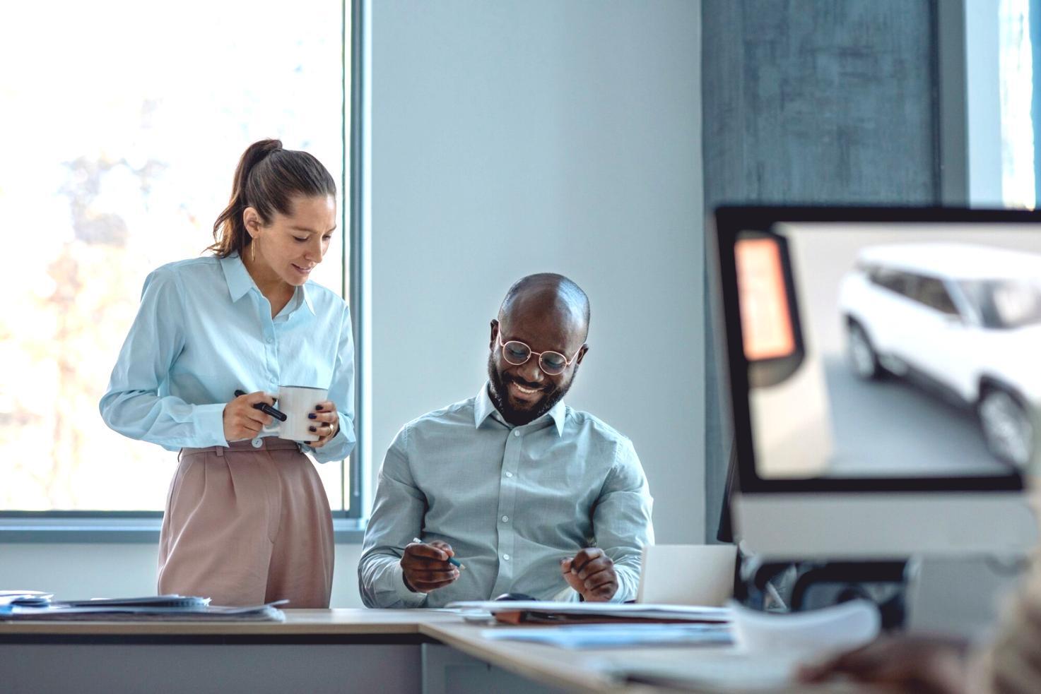 Офисное пространство с финансовыми документами и планшетом